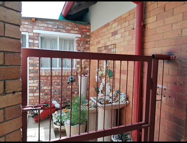 3 BEDROOM FREESTANDING FOR SALE IN STILFONTEIN EXT 4